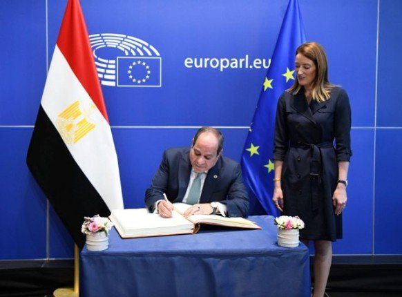 الرئيس السيسي يُوقع في سجل كبار الزوار بالبرلمان الأوروبي الرئيس السيسي يُوقع في سجل كبار الزوار بالبرلمان الأوروبي