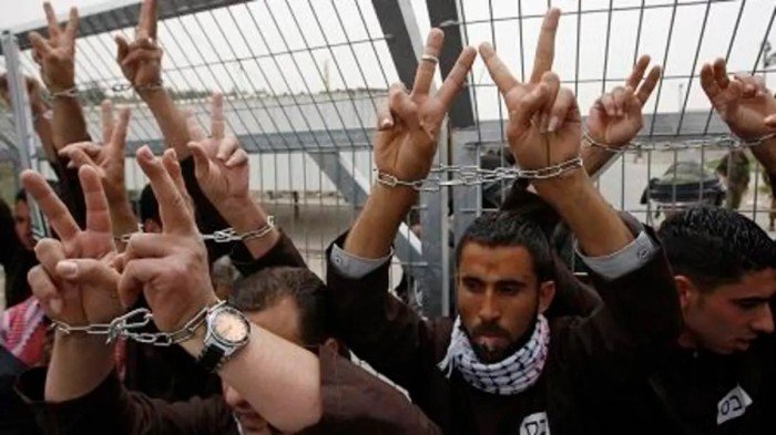الاحتلال الإسرائيلي يجهز قوائم بأسماء الأسرى الفلسطينيين تمهيدًا للإفراج عنهم ضمن خطة إنهاء الحرب في غزة الاحتلال الإسرائيلي يجهز قوائم بأسماء الأسرى الفلسطينيين تمهيدًا للإفراج عنهم ضمن خطة إنهاء الحرب في غزة