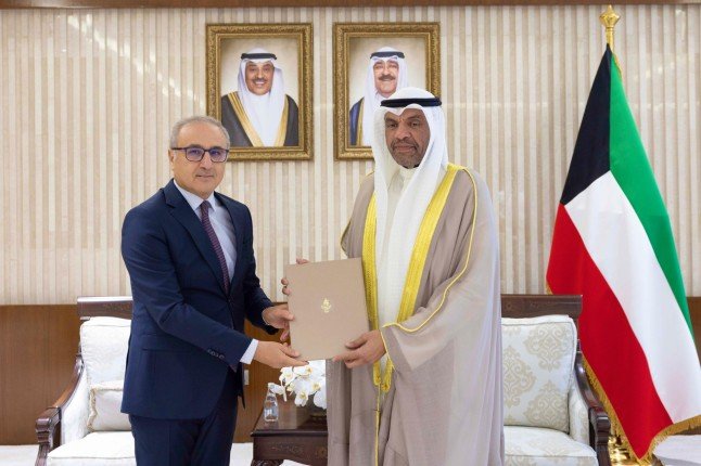 أمير الكويت يتلقى رسالة خطية من الرئيس التونسي تسلمها وزير الخارجية أمير الكويت يتلقى رسالة خطية من الرئيس التونسي تسلمها وزير الخارجية