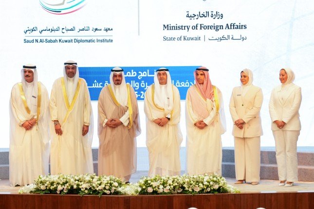 رئيس مجلس الوزراء الكويتي يرعى ويحضر حفل تخرج برنامج "طموح" للملتحقين الجدد بوزارة الخارجية رئيس مجلس الوزراء الكويتي يرعى ويحضر حفل تخرج برنامج "طموح" للملتحقين الجدد بوزارة الخارجية