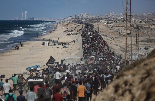 عودة آلاف النازحين الفلسطينيين إلى شمال غزة وسط تحركات حكومية لإعادة الخدمات وبسط الأمن عودة آلاف النازحين الفلسطينيين إلى شمال غزة وسط تحركات حكومية لإعادة الخدمات وبسط الأمن