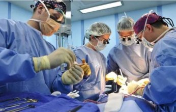 بالفيديو.. امرأة تعزف الموسيقى أثناء خضوعها لجراحة في الدماغ