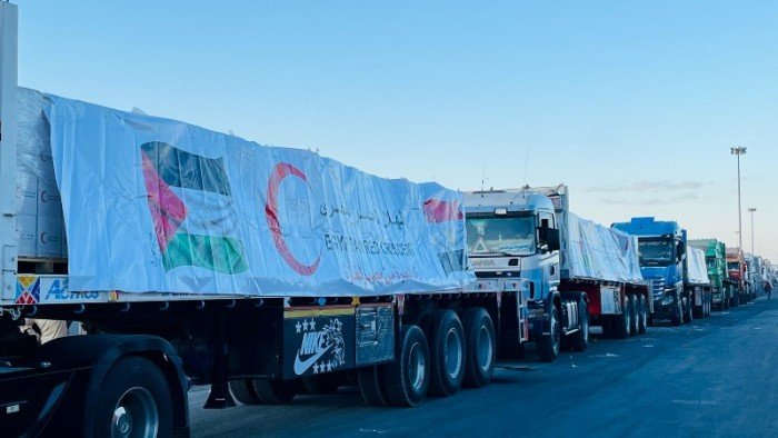 الهلال الأحمر المصري:400 شاحنة تحمل نحو 9700 طن مساعدات إنسانية وبترولية عبر قافلة «زاد العزة» الـ 50 لغزة الهلال الأحمر المصري:400 شاحنة تحمل نحو 9700 طن مساعدات إنسانية وبترولية عبر قافلة «زاد العزة» الـ 50 لغزة