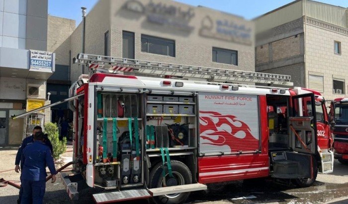 "الإطفاء" تسيطر على حريق منجرة في منطقة الشويخ الصناعية دون إصابات "الإطفاء" تسيطر على حريق منجرة في منطقة الشويخ الصناعية دون إصابات