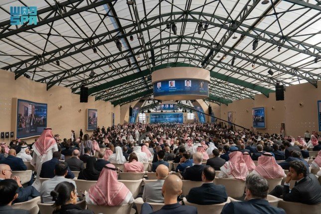 محافظ "صندوق الاستثمارات" السعودي: صفقات ب 250 مليار دولار ضمن مؤتمر مبادرة مستقبل الاستثمار محافظ "صندوق الاستثمارات" السعودي: صفقات ب 250 مليار دولار ضمن مؤتمر مبادرة مستقبل الاستثمار