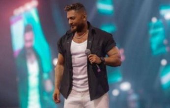 تامر حسني يتألق عالميًا في عرض «فاشن فاكتور» ويحصد جائزة الأيقونة الملهمة لعام 2025