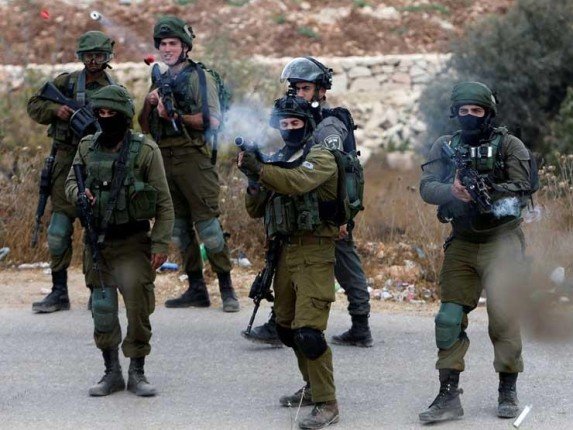 قوات الاحتلال الإسرائيلي تحتجز طاقم تليفزيون فلسطين في جنين قوات الاحتلال الإسرائيلي تحتجز طاقم تليفزيون فلسطين في جنين