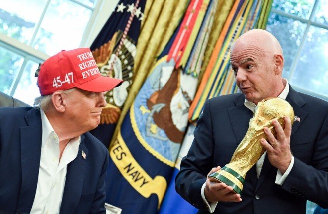 "فيفا" يعلق على تصريحات ترامب بشأن احتمال نقل مباريات من مونديال 2026 "فيفا" يعلق على تصريحات ترامب بشأن احتمال نقل مباريات من مونديال 2026