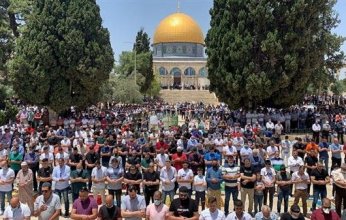 عشرات الآلاف من الفلسطينيين يؤدون صلاة الجمعة في المسجد الأقصى المبارك