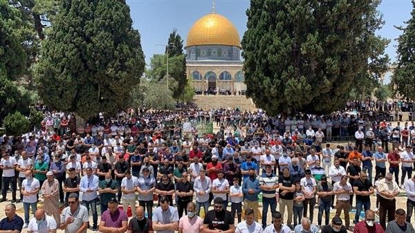 عشرات الآلاف من الفلسطينيين يؤدون صلاة الجمعة في المسجد الأقصى المبارك عشرات الآلاف من الفلسطينيين يؤدون صلاة الجمعة في المسجد الأقصى المبارك