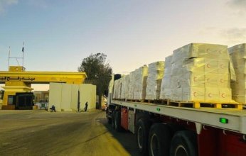 الهلال الأحمر: قافلة «زاد العزة» الـ61 تحمل 9200 طن مساعدات غذائية ومياه للشرب إلى غزة