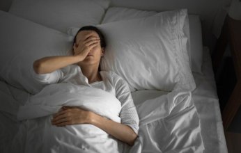 دراسة تكشف سرّ "ضبابية الدماغ" بعد قلة النوم: اضطراب في دورة تنظيف المخ