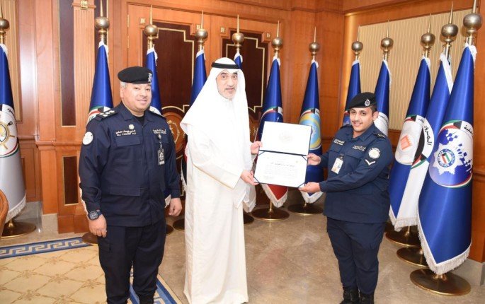 الداخلية الكويتية تكرم وكيل عريف بأمن المنافذ البرية لتفانيه في أداء واجبه الداخلية الكويتية تكرم وكيل عريف بأمن المنافذ البرية لتفانيه في أداء واجبه
