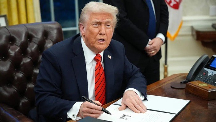 الرئيس الأمريكي يوقع أمرا تنفيذيا يلزم بلاده بضمان أمن قطر الرئيس الأمريكي يوقع أمرا تنفيذيا يلزم بلاده بضمان أمن قطر