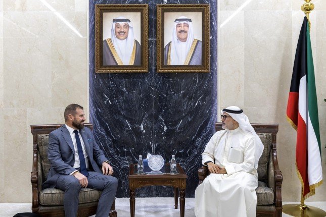 نائب وزير الخارجية الكويتي يستقبل رئيس لجنة الشؤون الخارجية والدفاع والتجارة في برلمان نيوزلاندا نائب وزير الخارجية الكويتي يستقبل رئيس لجنة الشؤون الخارجية والدفاع والتجارة في برلمان نيوزلاندا