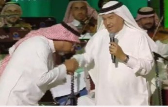 هاني فرحات يعلق على انتقادات ظهوره بـ زي سعودي وتقبيله يد محمد عبده