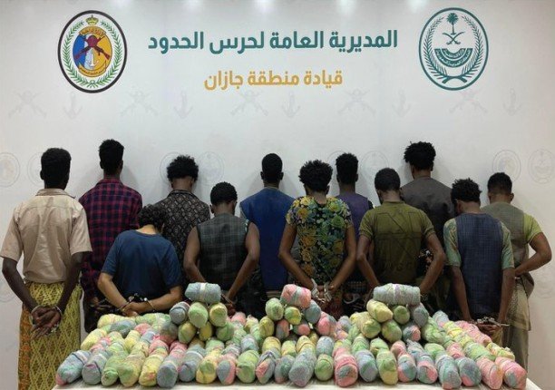 إحباط محاولة تهريب كمية من من نبات القات المخدر بمنطقة جازان إحباط محاولة تهريب كمية من من نبات القات المخدر بمنطقة جازان