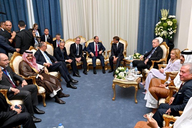 10 دول مشاركة بقمة شرم الشيخ تؤكد أهمية تدفق المساعدات الانسانية إلى غزة