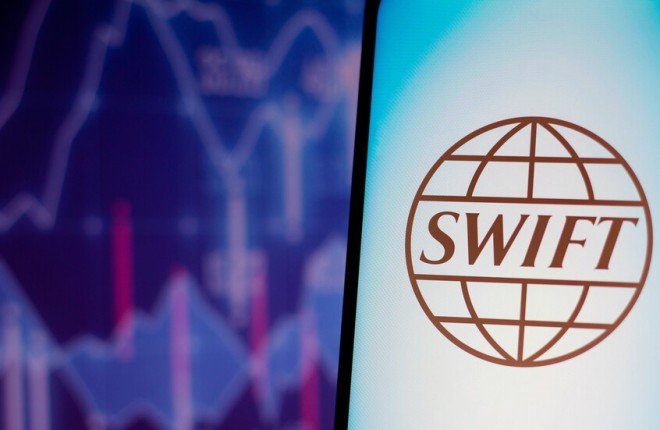 "بعد 14 عامًا من العزلة… سوريا تعود إلى شبكة سويفت برسالة مصرفية دولية أولى" "بعد 14 عامًا من العزلة… سوريا تعود إلى شبكة سويفت برسالة مصرفية دولية أولى"