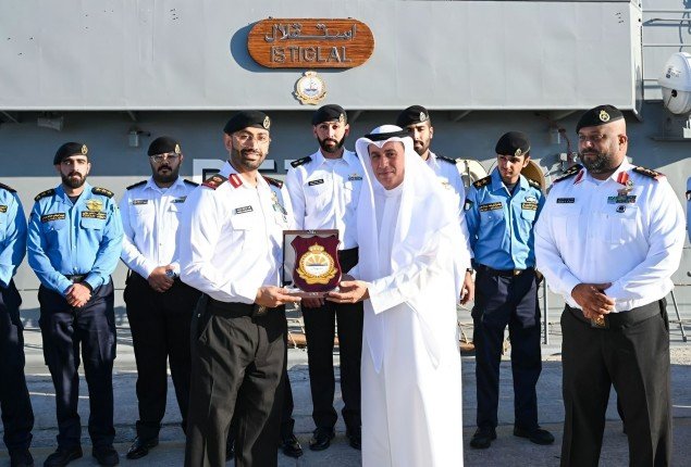 زورق القوة البحرية الكويتية «استقلال» يرسو في ميناء السلطان قابوس زورق القوة البحرية الكويتية «استقلال» يرسو في ميناء السلطان قابوس