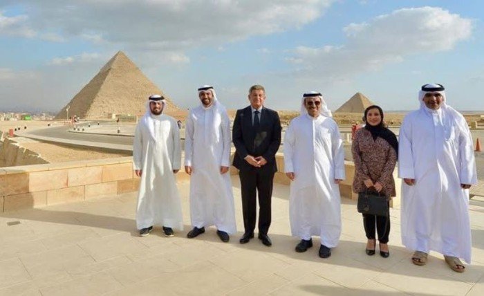 وزير الإعلام البحريني يزور الأهرامات والمتحف المصري الكبير وزير الإعلام البحريني يزور الأهرامات والمتحف المصري الكبير