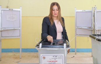رئيس البريد المصري تُدلي بصوتها في انتخابات مجلس النواب 2025