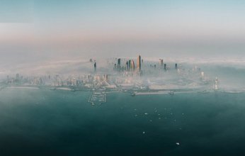 الكويت تتحول إلى لوحة جمالية فريدة بعد تشكل السحب والضباب المنخفض