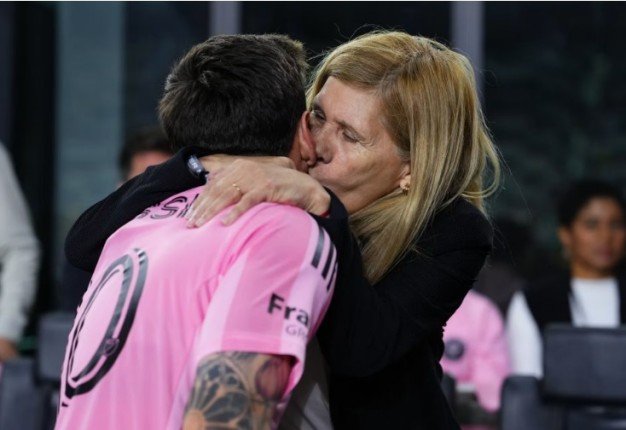 والدة ميسي تخطف الأنظار بعد فوز إنتر ميامي بلقب في أمريكا