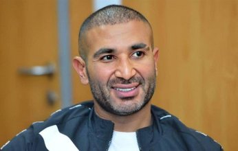 يخضع للعلاج بالمسكنات.. شقيق أحمد سعد يكشف تطورات حالته الصحية