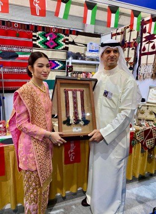 دولة الكويت تشارك في السوق الخيري لنادي النساء الدولي في إندونيسيا