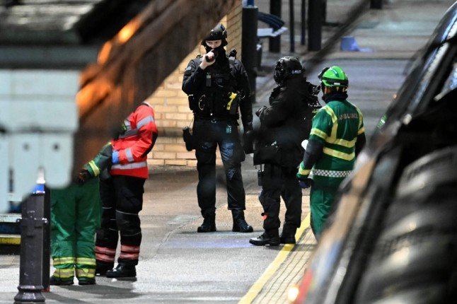 بريطانيا: 10 مصابين بينهم 9 في حالة حرجة جراء حادث طعن داخل قطار بريطانيا: 10 مصابين بينهم 9 في حالة حرجة جراء حادث طعن داخل قطار