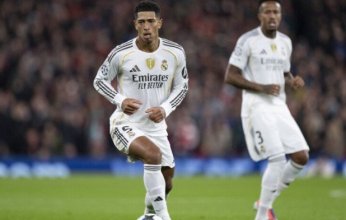 سر ارتداء بيلينجهام قميص طويل مع ريال مدريد