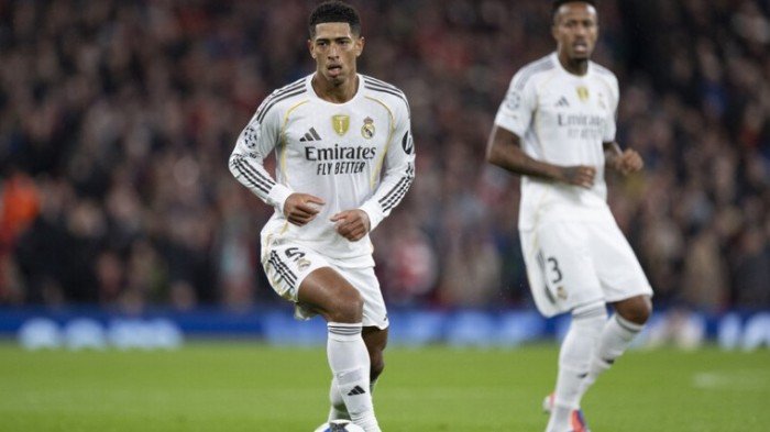 سر ارتداء بيلينجهام قميص طويل مع ريال مدريد