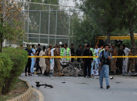 مقتل 3 مسلحين في هجوم انتحاري على قاعدة شبه عسكرية شمالي باكستان.. ماذا يحدث؟