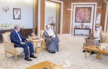 وزير شؤون الديوان الأميري ورئيس ديوان ولي العهد يستقبلان سفيري المغرب واليمن