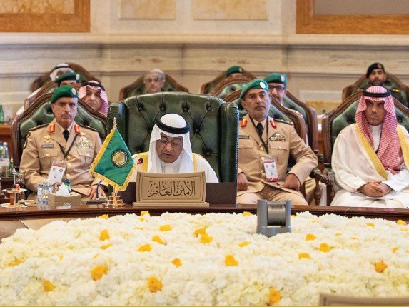 الأمين العام لمجلس التعاون يؤكد أهمية التنسيق وتعزيز العمل العسكري الخليجي المشترك