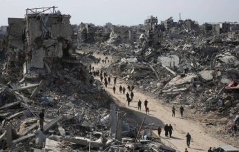 الاحتلال الإسرائيلي يصعّد هجماته على غزة: قصف بري وبحري وتوغلات في دير البلح وخان يونس