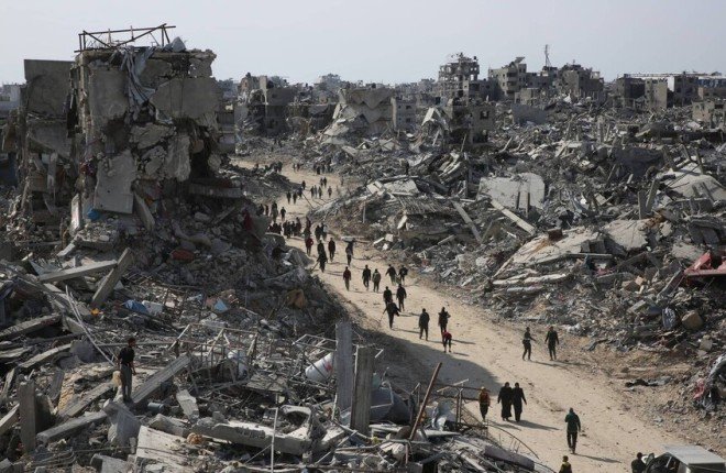 الاحتلال الإسرائيلي يصعّد هجماته على غزة: قصف بري وبحري وتوغلات في دير البلح وخان يونس