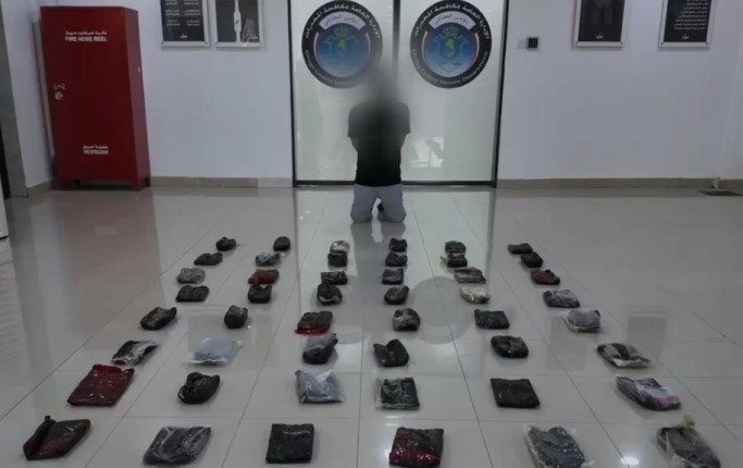 الداخلية الكويتية: ضبط شخص بحوزته كمية من مادة الحشيش المخدر الداخلية الكويتية: ضبط شخص بحوزته كمية من مادة الحشيش المخدر