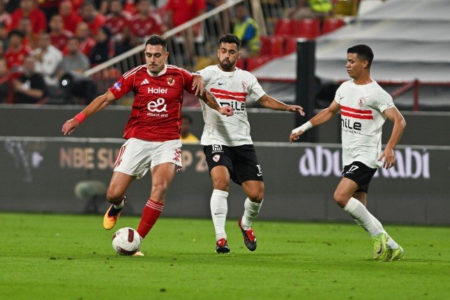 الأهلي يتوج بطلا لكأس السوبر بعد فوزة بهدفين على حساب الزمالك الأهلي يتوج بطلا لكأس السوبر بعد فوزة بهدفين على حساب الزمالك