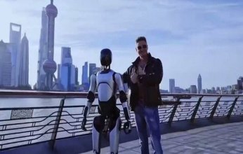 روبوت صيني يحطم رقما قياسيا عالميا في المسير المستقل ويلتقط "سيلفي" مع المارة