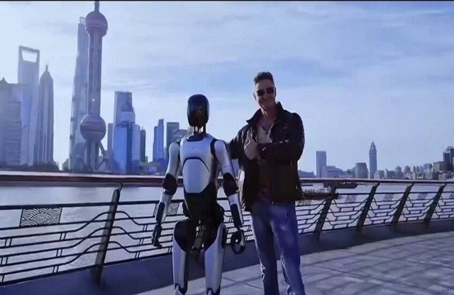 روبوت صيني يحطم رقما قياسيا عالميا في المسير المستقل ويلتقط "سيلفي" مع المارة