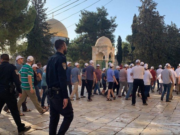 عشرات المستوطنين يقتحمون المسجد الأقصى المبارك بحماية شرطة الاحتلال الإسرائيلي عشرات المستوطنين يقتحمون المسجد الأقصى المبارك بحماية شرطة الاحتلال الإسرائيلي