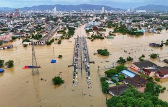 تايلاند.. فيضانات تجتاح "هات ياي" والسكان يتسلقون الأشجار وأعمدة الإنارة بحثا عن النجاة