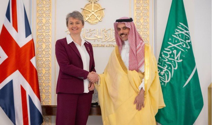 السعودية و بريطانيا تبحثان سبل تعزيز العلاقات الثنائية بين البلدين