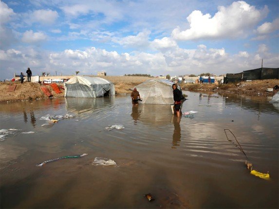 الأزمة مستمرة رغم الهدنة.. أمطار غزيرة تغرق خيام النازحين في غزة وتفاقم معاناة الأسر الفلسطينية الأزمة مستمرة رغم الهدنة.. أمطار غزيرة تغرق خيام النازحين في غزة وتفاقم معاناة الأسر الفلسطينية