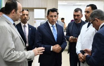 مصر.. وزير الشباب يطمئن على حالة مصابي حادث طريق "القاهرة - العين السخنة"