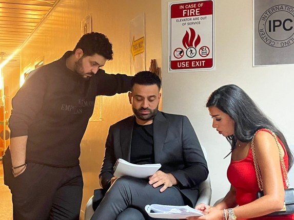 بالصور.. عمر السعيد يجمع بين "المايكرو دراما" والبطولة الشعبية في أحدث أعماله بالصور.. عمر السعيد يجمع بين "المايكرو دراما" والبطولة الشعبية في أحدث أعماله