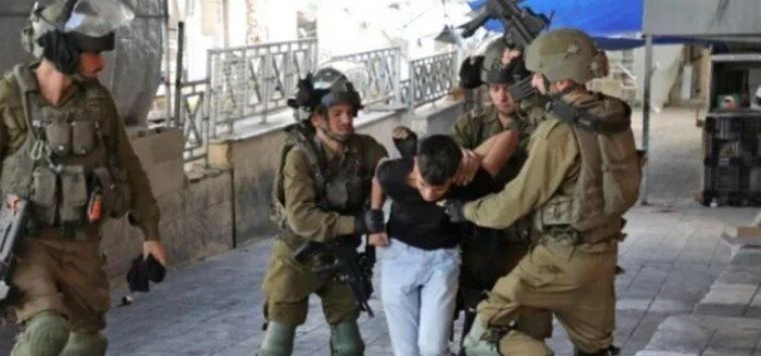 قوات الاحتلال الإسرائيلي تعتقل 12 مواطنا قرب بلدة جبع شمال القدس المحتلة