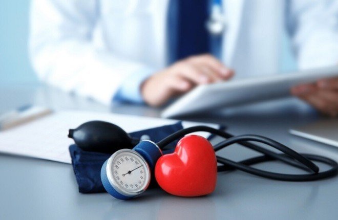 إرشادات طبية مهمة.. كيف تتصرف عند ارتفاع ضغط الدم المفاجئ؟ إرشادات طبية مهمة.. كيف تتصرف عند ارتفاع ضغط الدم المفاجئ؟